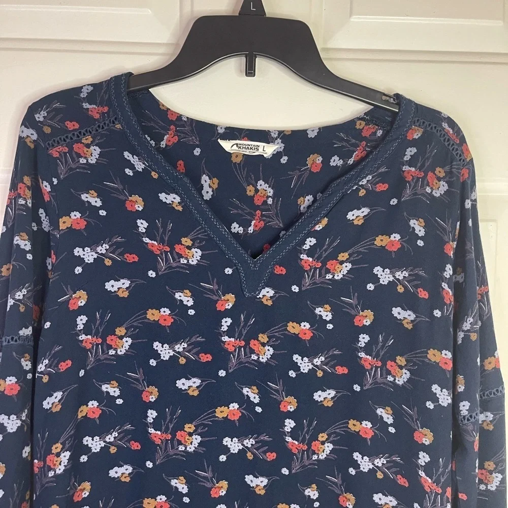 Mountain khaki floral v neck long‎ sleeve top. - Picture 2 of 7